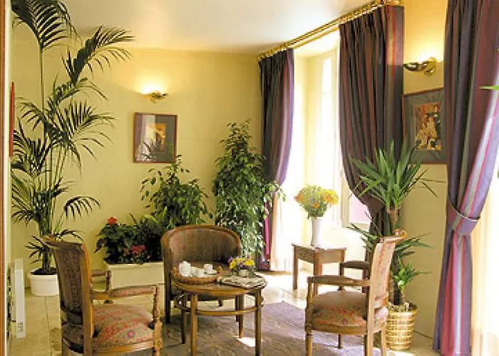 New Le Voltaire Париж